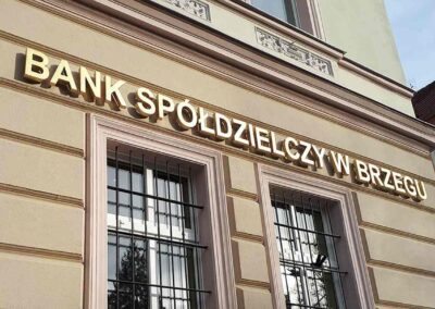 BANK w Brzegu - litery mosiężne - efekt satynowany mosiądz